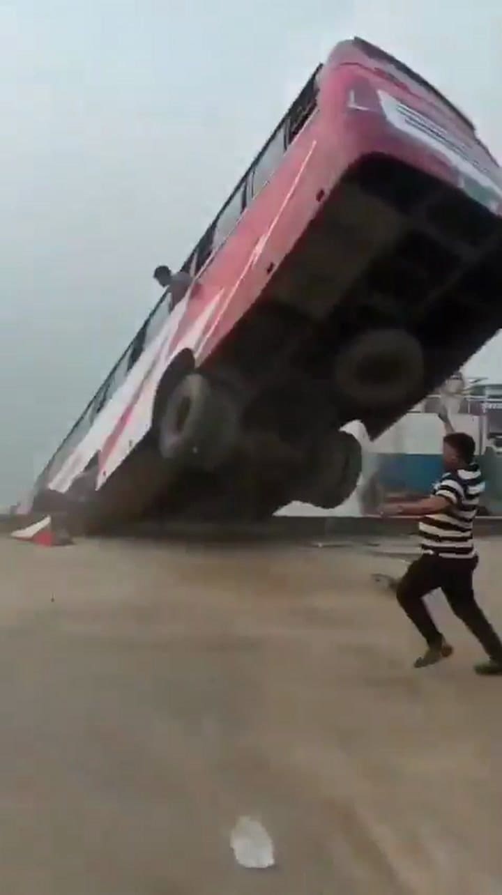 El impactante video del momento en el que el micro cayó al río