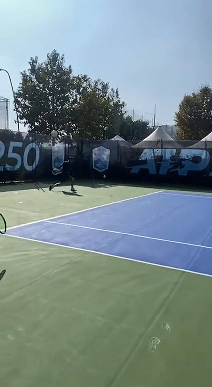 suspenden el inicio de un torneo de tenis en Nápoles porque las pelotas “no rebotan”