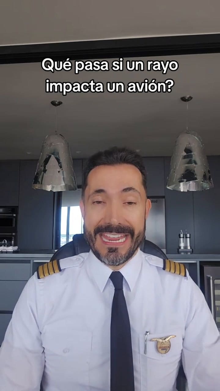 El piloto Jaimes García se encargó de contar por qué los rayos no afectan a los aviones