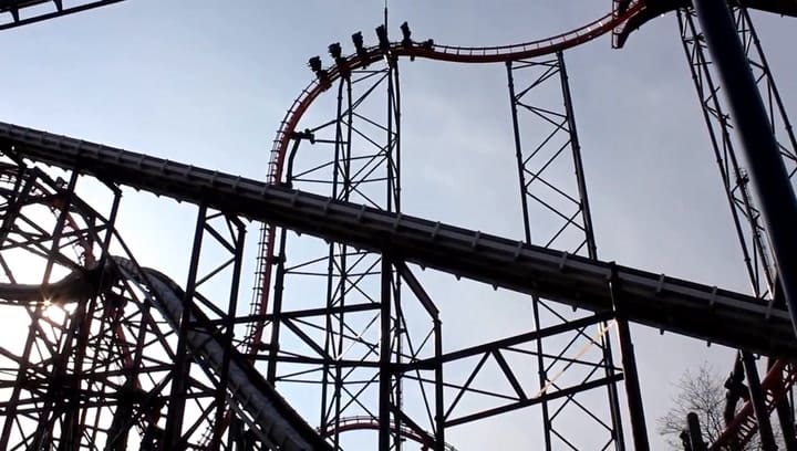 La montaña rusa Eejanaika de Fuji-Q Highland, Japón