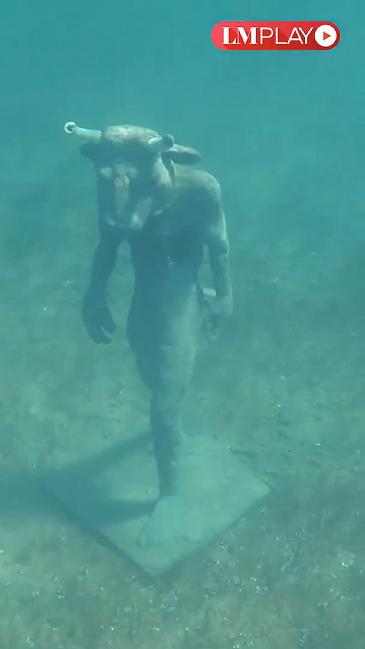 Sorpresa por la aparición de la estatua de un minotauro sumergida en un lago de Neuquén