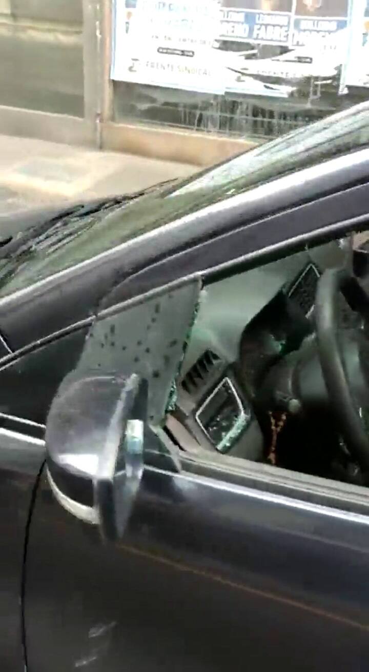 Manifestantes destruyeron el auto de una familia que tenía a su hijo internado - Fuente: Facebook