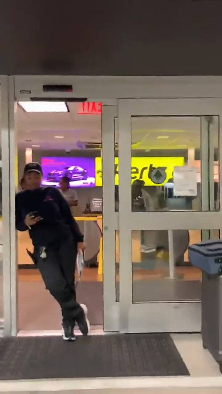 Un hombre grabó el momento en que le negaron un servicio de alquiler por no presentar su pasaporte