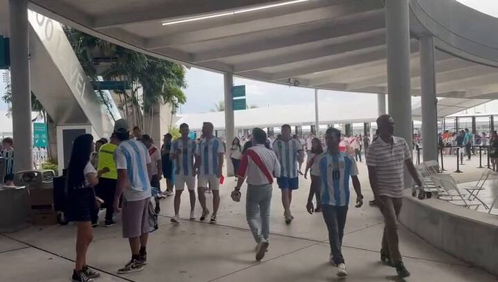 Así entra la gente al Hard Rock Stadium