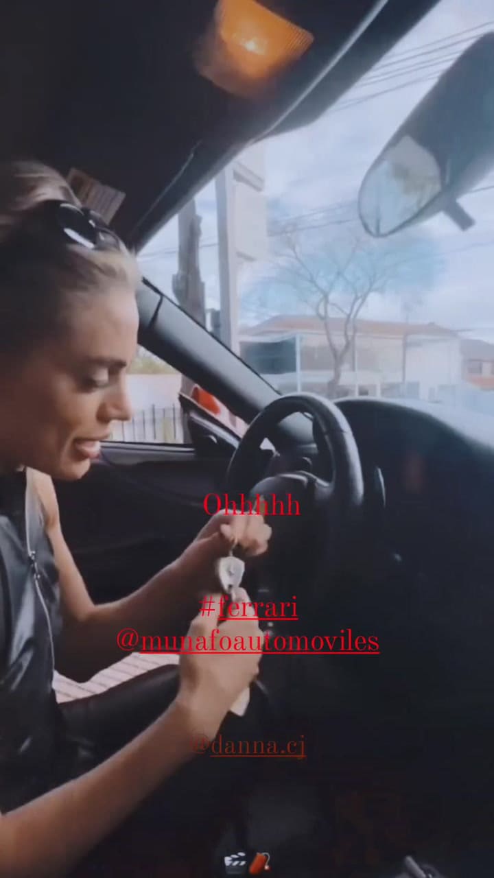 La sesión de fotos de Emilia Attias con una Ferrari