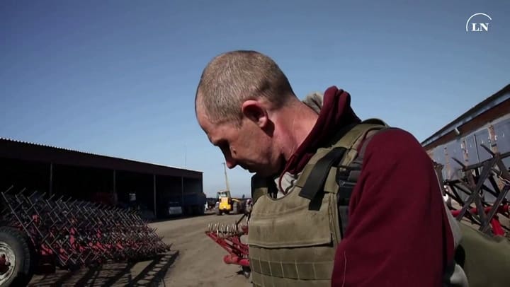 En plena guerra, agricultores ucranianos siembran con chalecos antibalas