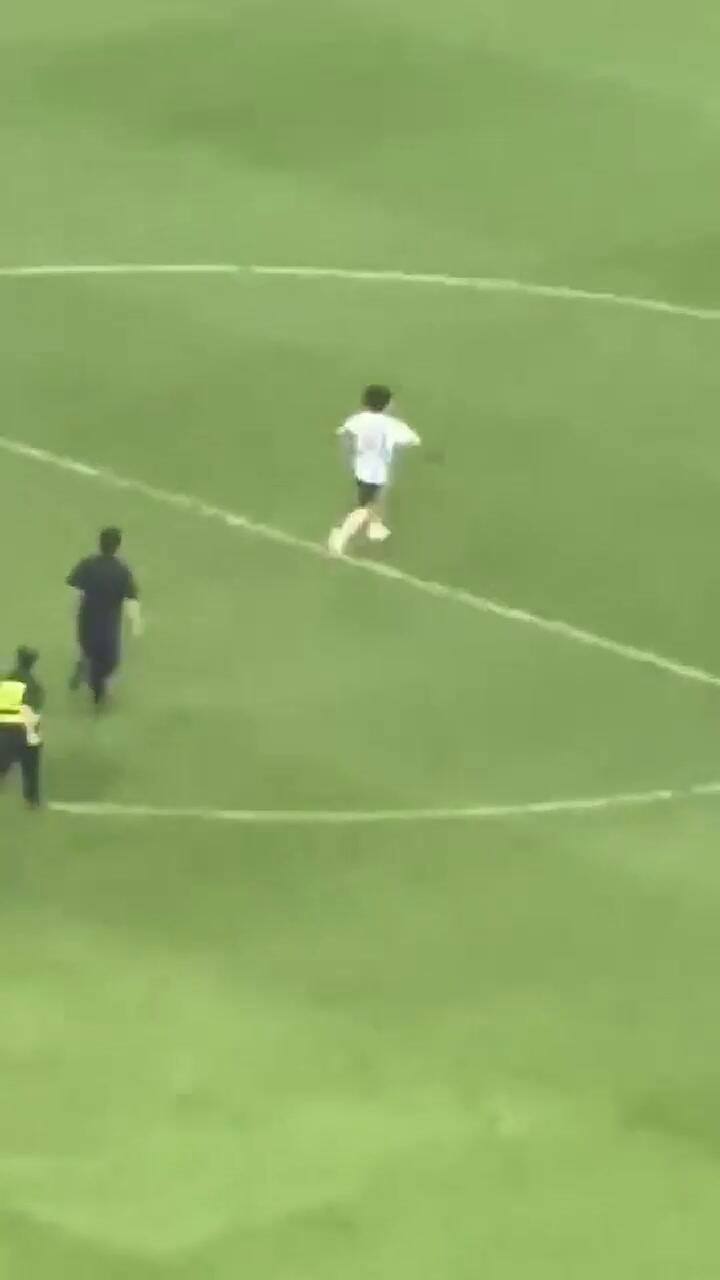 La persecución del fan chino que ingresó a la cancha para abrazar a Messi
