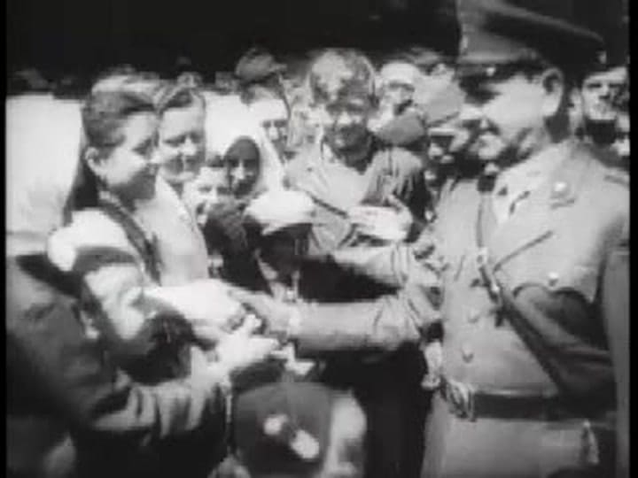 Ante Palevic pasa revista a sus unidades en medi de una multitud