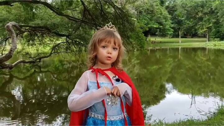 La hija de Dallys Ferreira, disfrazada de Elsa, interpretando 'Libre Soy' - Fuente: Instagram