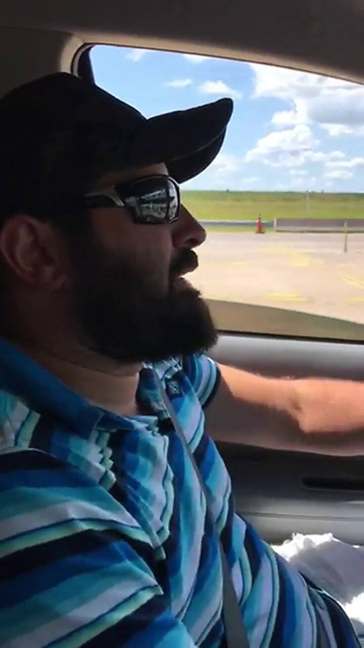 Grabó un video para no pagar el peaje por el estado de la autopista