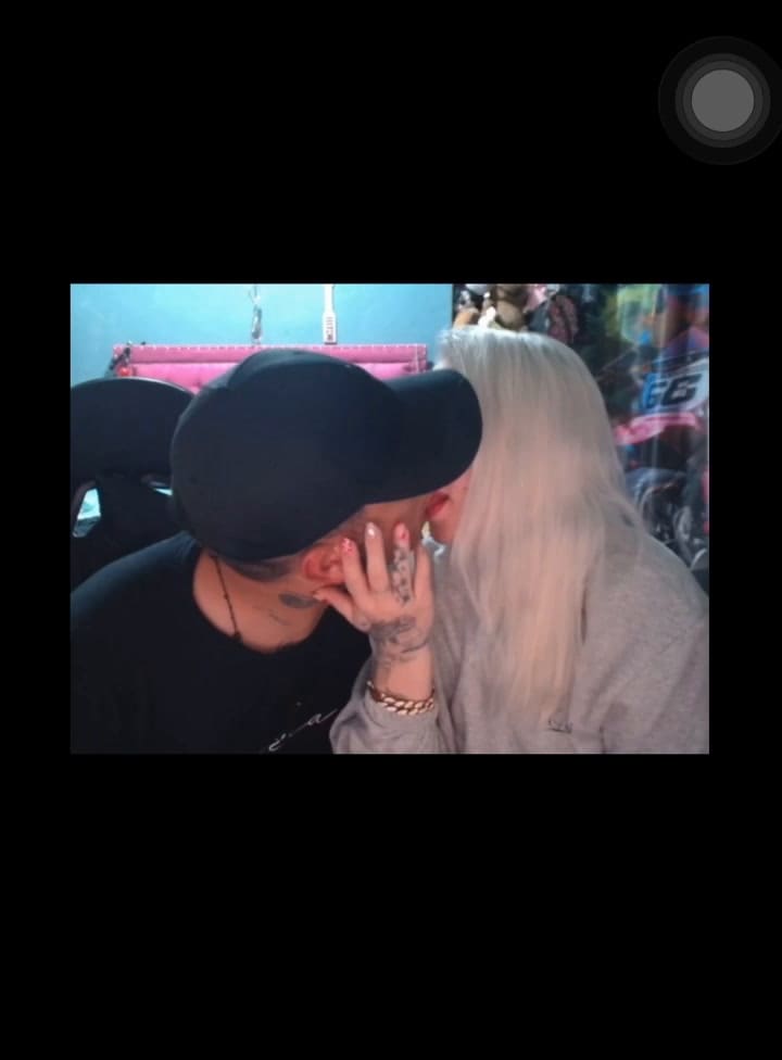 Chyno Agostini y Katia "La Tana" a los besos en stream