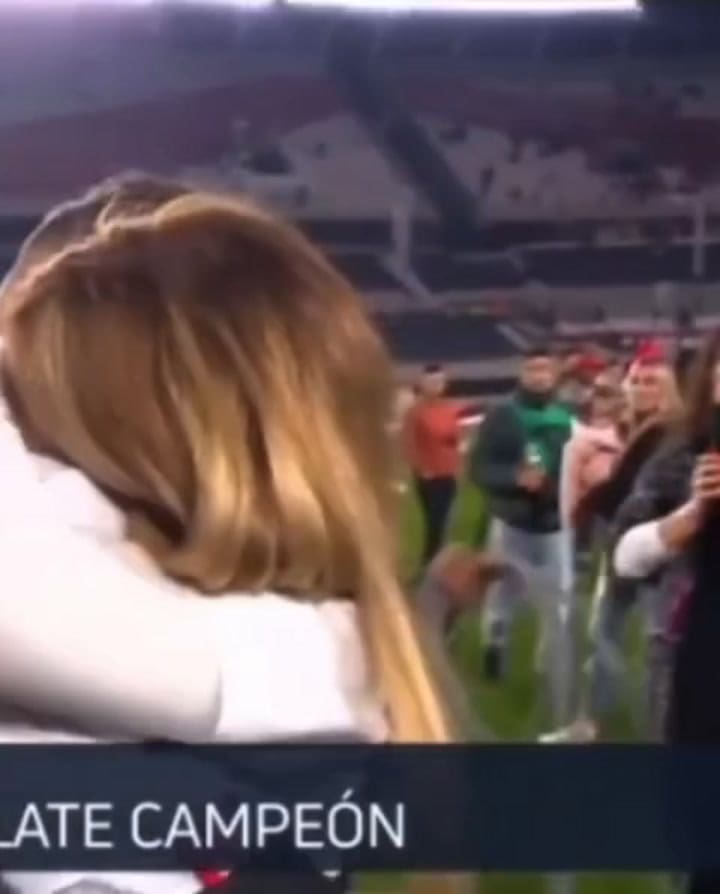 El abrazo de Evangelina Anderson con Martín Demichelis