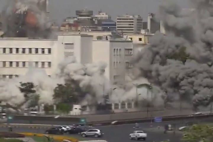 Momento Del Bombardeo De Israel Al Ministerio De Defensa De Siria En Damasco - GIF