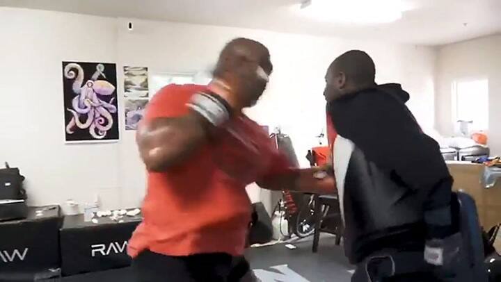 Mike Tyson entrenándose - Fuente: Instagram