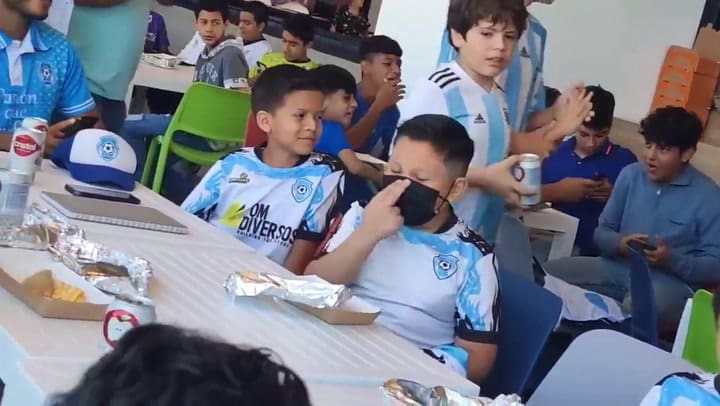 Un grupo de chicos recibió a Scaloni de una manera inesperada