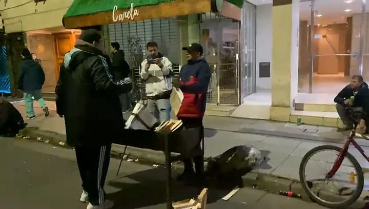 Preparan un asado en el 'acampe' kirchnerista frente al departamento de Cristina en Recoleta