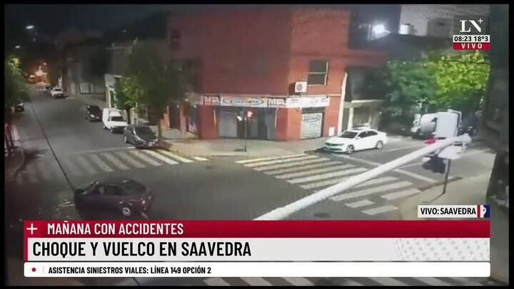 Un auto cruzó en rojo el semáforo e impactó contra el vehículo en el que iba un matrimonio: hay cinco heridos