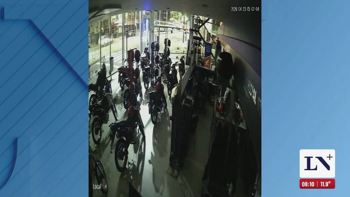 El momento exacto en que la camioneta impacto contra la concesionaria