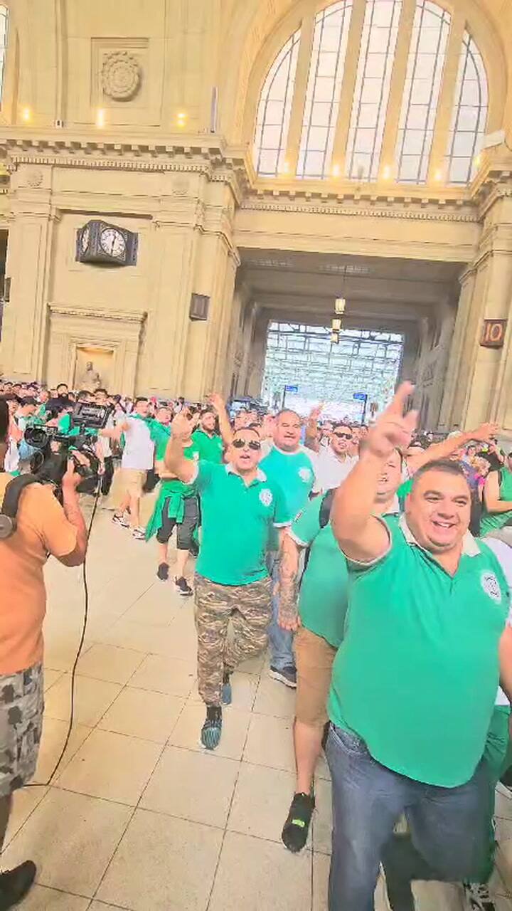 La llegada de los primeros manifestantes a Constitución, camino al Congreso