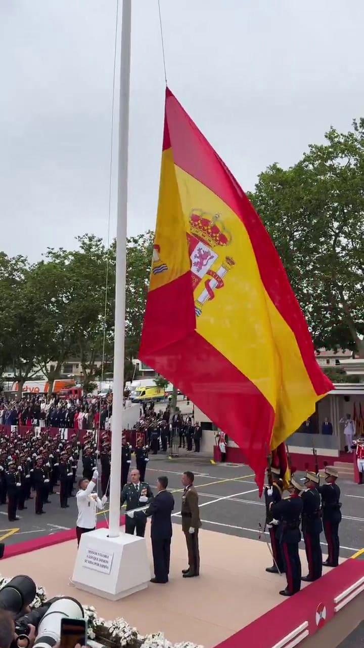 El momento en el que la bandera española cae al suelo