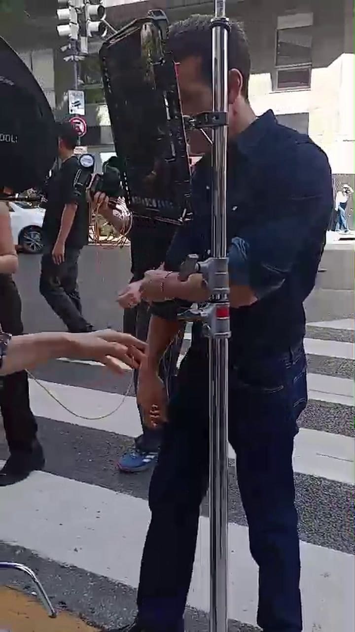 Con un look denim, Mario Casas pasó por Buenos Aires