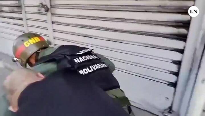 El impactante momento en que la Guardia Nacional "chupa" y secuestra a un ciudadano que iba a la protesta opositora en Maracay, Aragua, al centro de Venezuela.