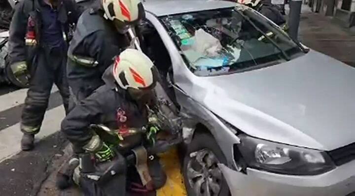 Los Bomberos de la Ciudad trabajaron sobre el auto para rescatar a una mujer