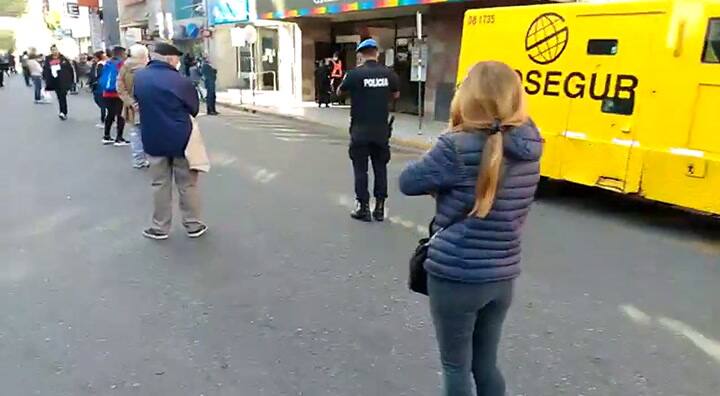 Las colas para cobrar jubilaciones en Morón - Crédito: Ignacio Sánchez