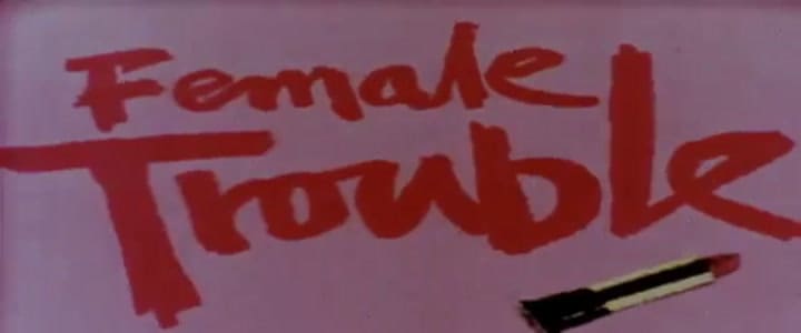 Pink Flamingos escena de Divine caminando (inspirada en Isabel Sarli)