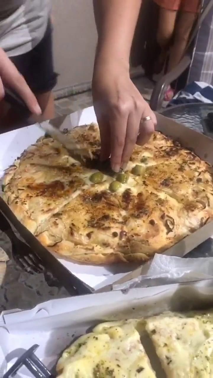 La mujer reveló la función del 'cosito de la pizza' y se volvió viral