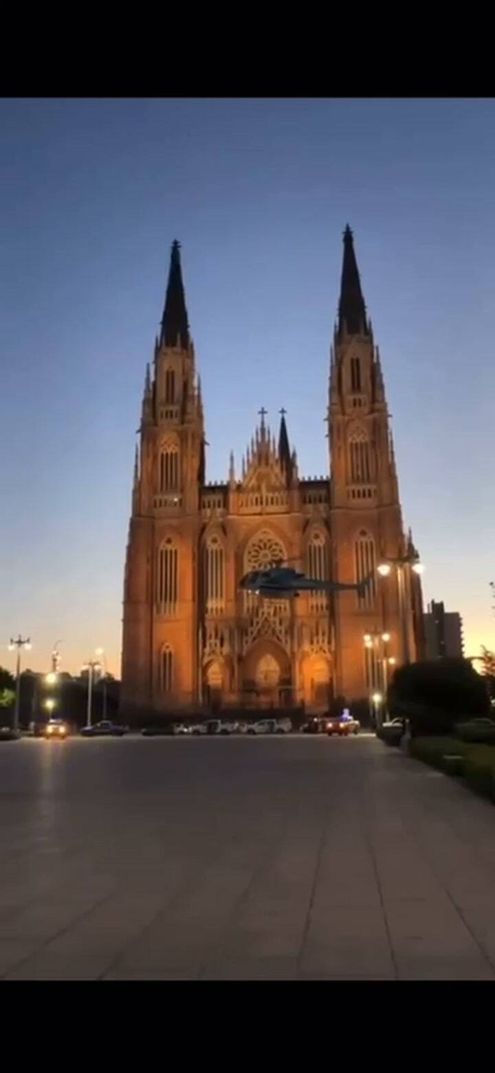 La Plata: sorpresa por el aterrizaje de un helicóptero en plena Plaza Moreno