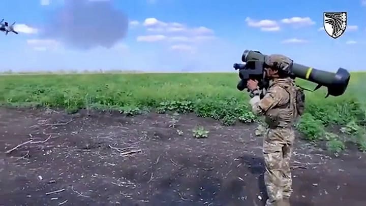 Ucrania mostró la destrucción de un blindado ruso con un lanzacohetes estadounidense