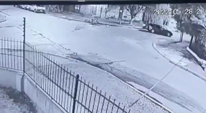 El momento en el que una concejal impacta a dos motochorros con su vehículo