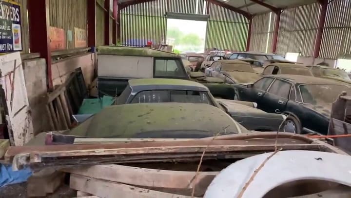 Encontraron un 'cementerio de autos clásicos' abandonado hace varios años