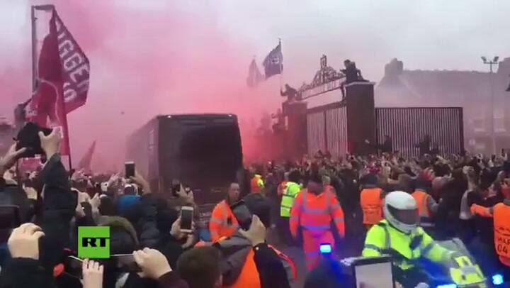 Hinchas del Liverpool atacan el autobús del Manchester City - Fuente: RT