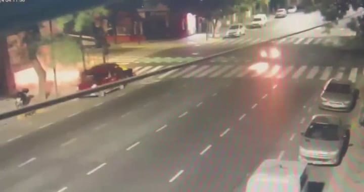 Espectacular choque entre un auto y un taxi