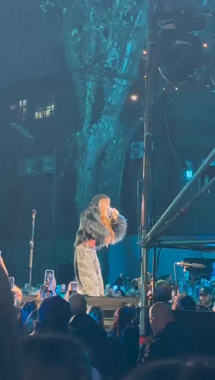 Tini Stoessel interpretó "Carne y hueso" sobre el escenario