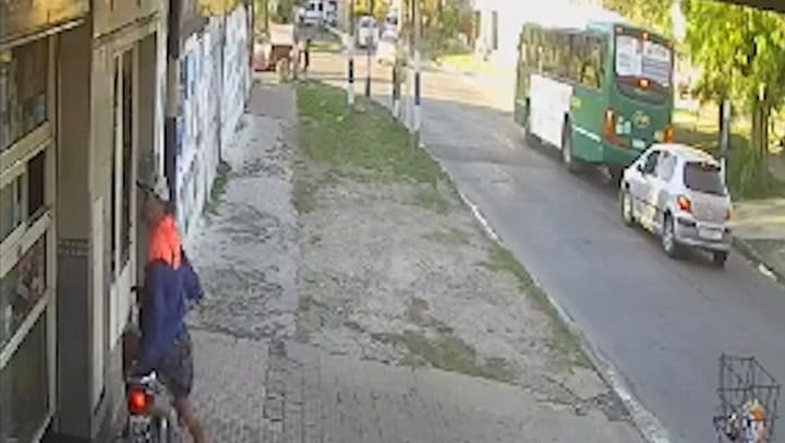 Un vecino de La Plata le pegó una patada a un delincuente y logró su detención