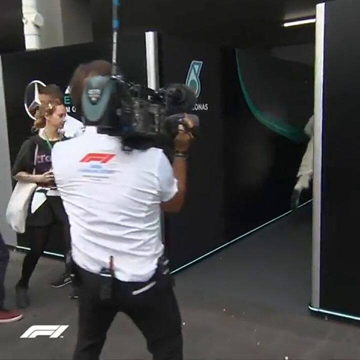 Lewis Hamilton tuvo una mala actitud con un fan, pero terminó disculpándose con un buen gesto - F1