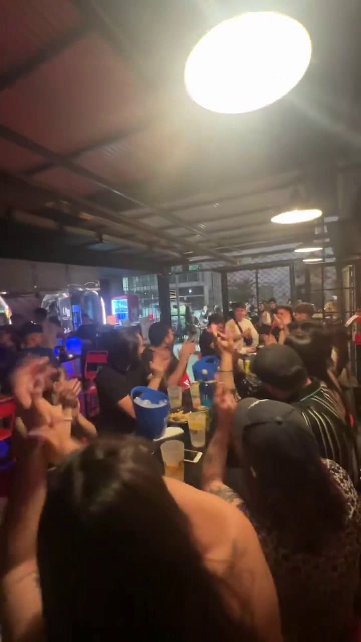 Cumple lo dejaron colgado