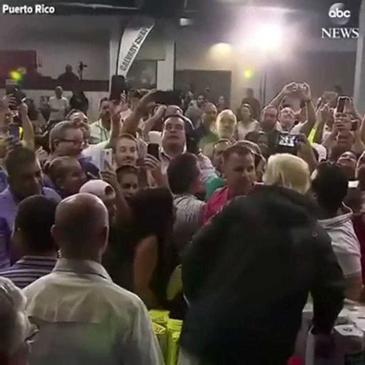 Donald Trump en Puerto Rico: se reunió con damnificados y les tiró rollos de papel higiénico
