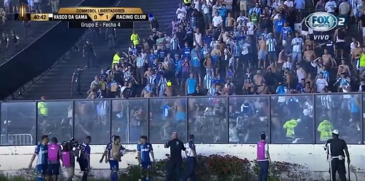 Los hinchas de Racing fueron agredidos por la policía en Brasil - Fuente: Fox Sports 2