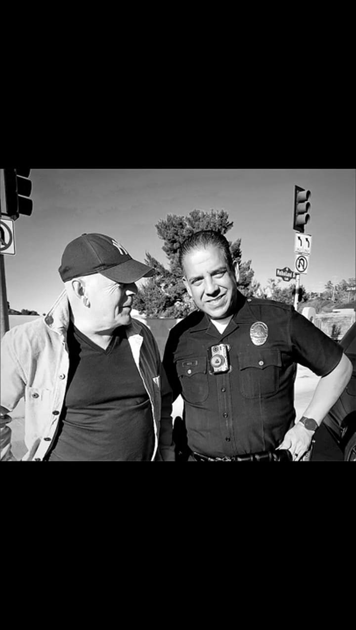 El emotivo gesto de Bruce Willis con dos policías que ayudaron en los incendios de Los Ángeles