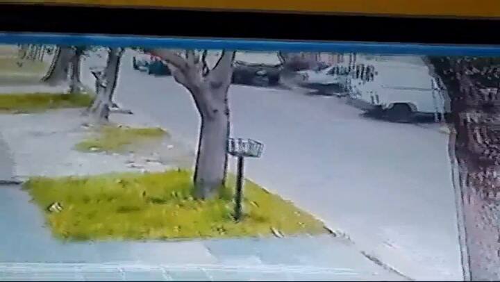 Quiso evitar que le robaran el auto y el ladrón lo arrolló