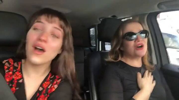 Lucia y Rocío cantando