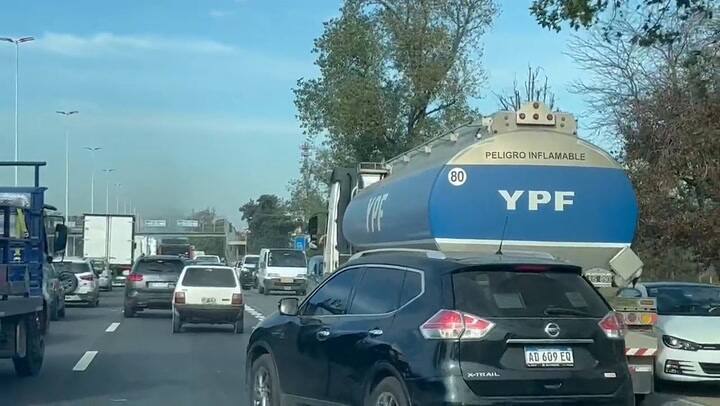 Ezeiza: manifestantes cortaron la autopista Riccheri a la altura del predio de la AFA