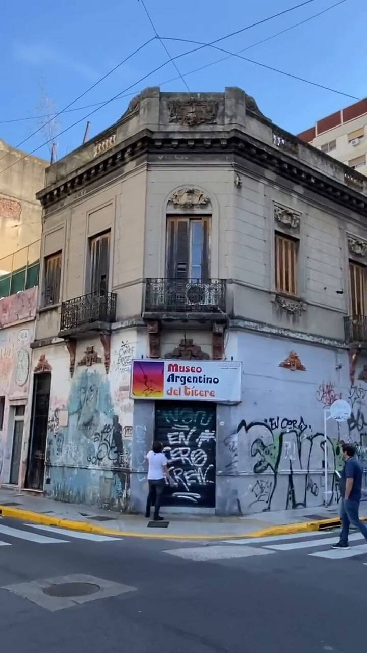 Leandro Igounet en su anterior faceta como recorredor de estaciones de subte (@leaigounet)