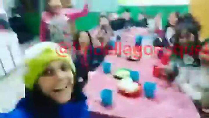 Una maestra se grabó cantando en contra de Macri con sus alumnos - Fuente: Twitter