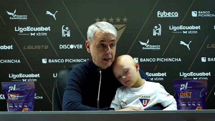 El DT Tiago Nunes y un momento hermoso