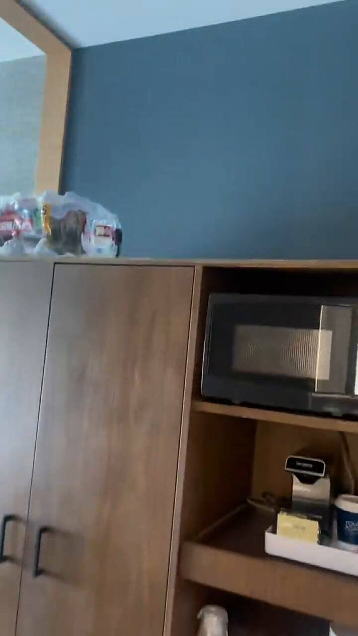 La trabajadora del hotel explicó que es común encontrar objetos abandonados en las habitaciones